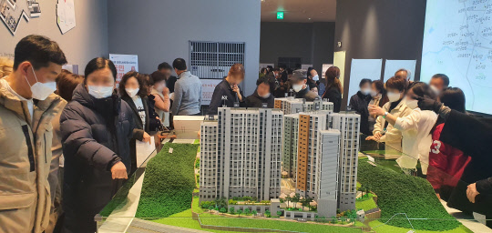 최근 수도권을 중심으로 부동산 풍선효과가 커지고 있는 가운데, 수도권과 지방의 청약시장 온도차도 뚜렷하게 나타나고 있는 것으로 관측됐다. 사진은 e편한세상 금산 센터하임 집객사진. <삼호 제공>